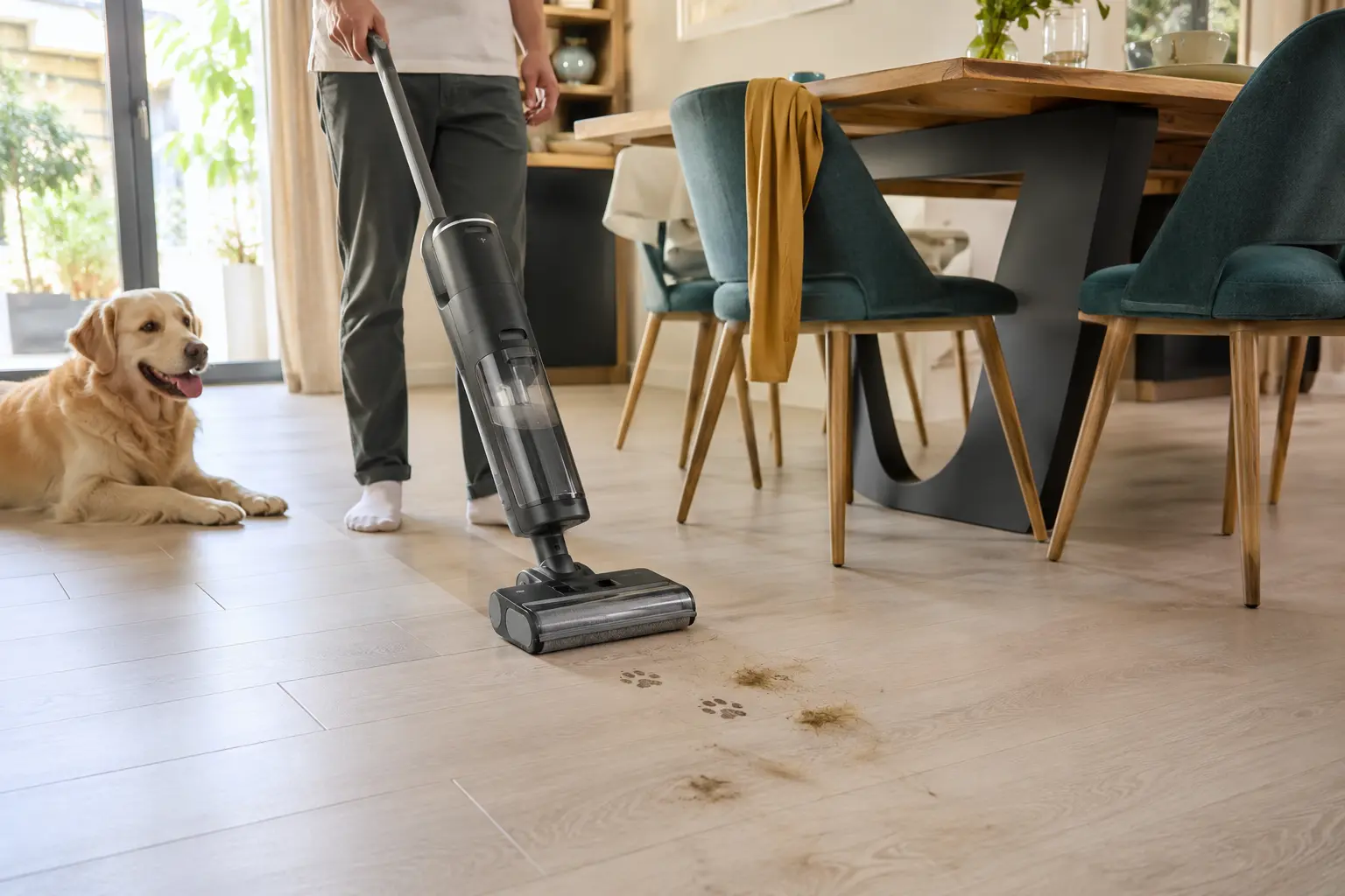 Aspirateur laveur générique sur un sol avec traces de pattes