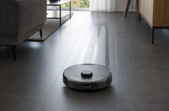 Robot aspirateur laveur laissant des traces humides sur le sol